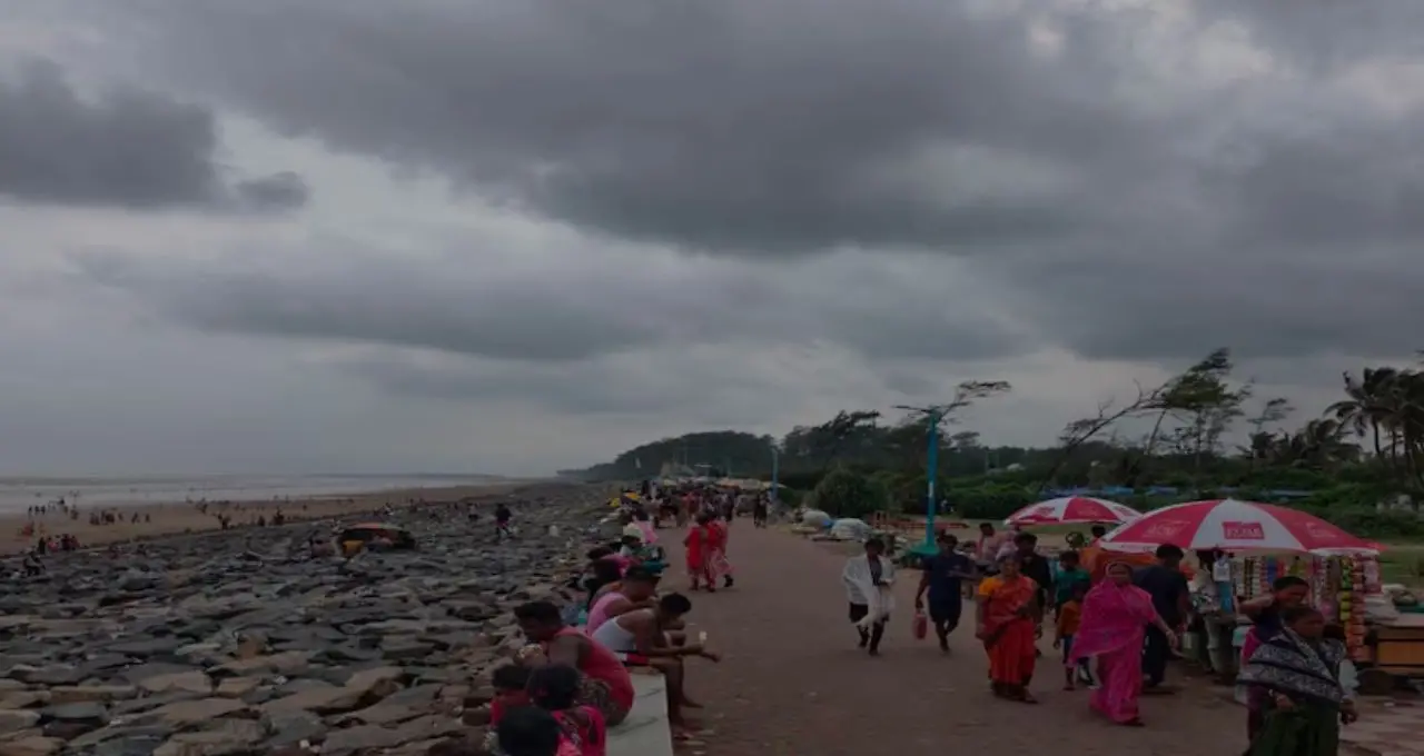 Weather Update: নিম্নচাপের জেরে শনিবারও দক্ষিণবঙ্গে দুর্যোগ! কোথায় অতি ভারী বৃষ্টি, কোন কোন জেলায় জারি কমলা সতর্কতা?
