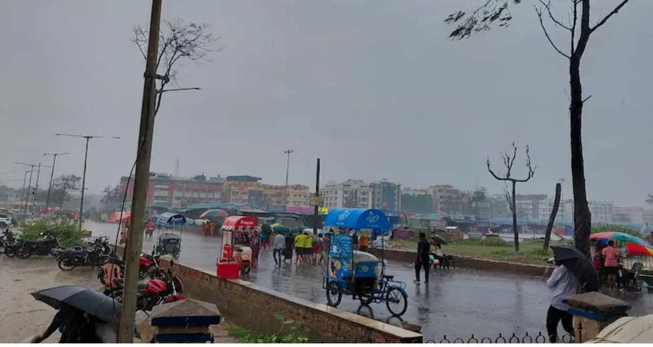 Weather Update: নিম্নচাপের জেরে শনিবারও দক্ষিণবঙ্গে দুর্যোগ! কোথায় অতি ভারী বৃষ্টি, কোন কোন জেলায় জারি কমলা সতর্কতা?
