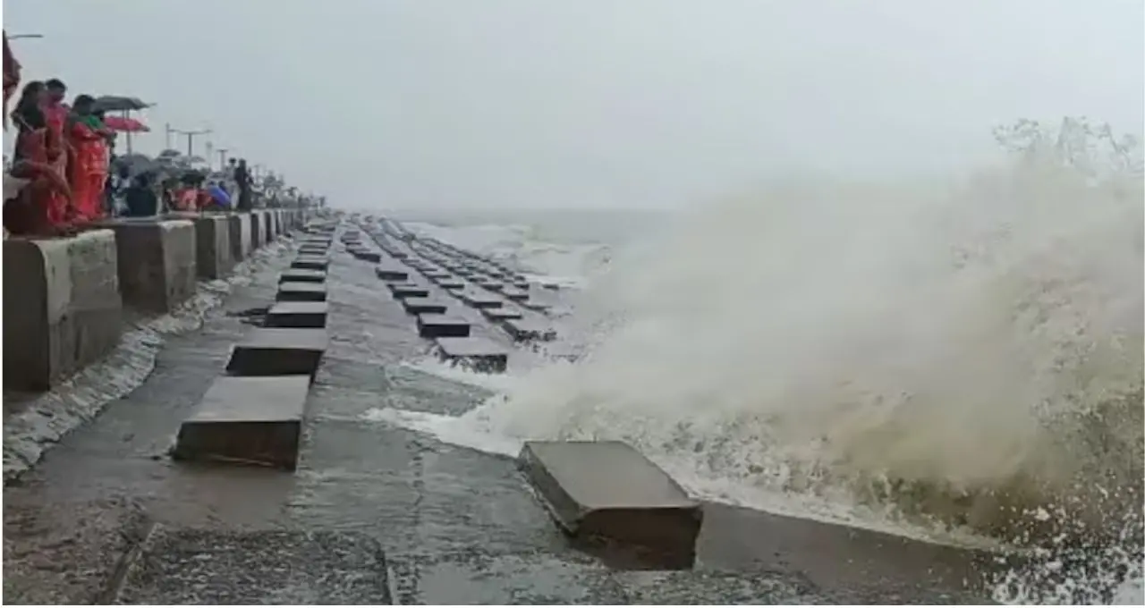 Weather Update: নিম্নচাপের জেরে শনিবারও দক্ষিণবঙ্গে দুর্যোগ! কোথায় অতি ভারী বৃষ্টি, কোন কোন জেলায় জারি কমলা সতর্কতা?
