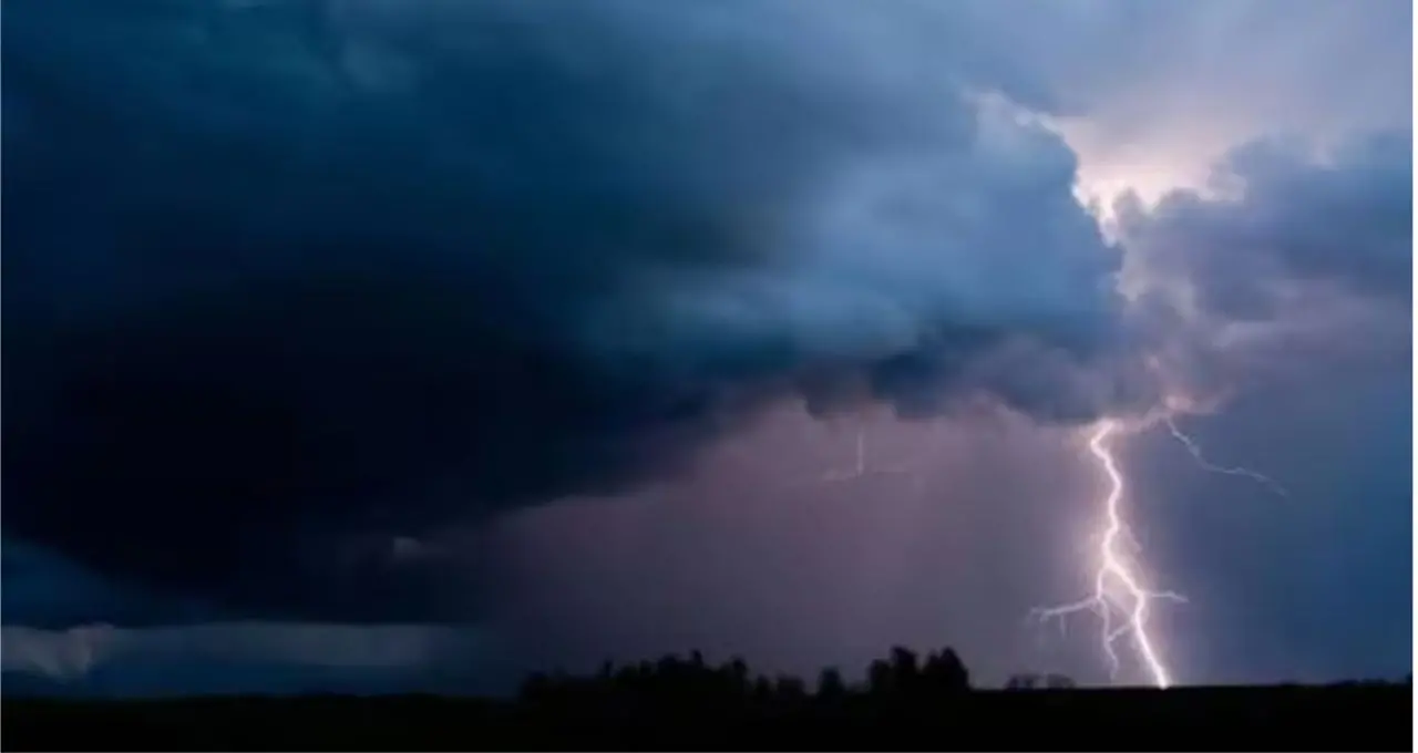 Low Pressure Over Bengal: নিম্নচাপে বদলে গেল বাংলার আকাশ! ৪৮ ঘণ্টায় ভারী থেকে অতি ভারী বৃষ্টির আশঙ্কা, কোন জেলায় সবচেয়ে বেশি প্রভাব?
