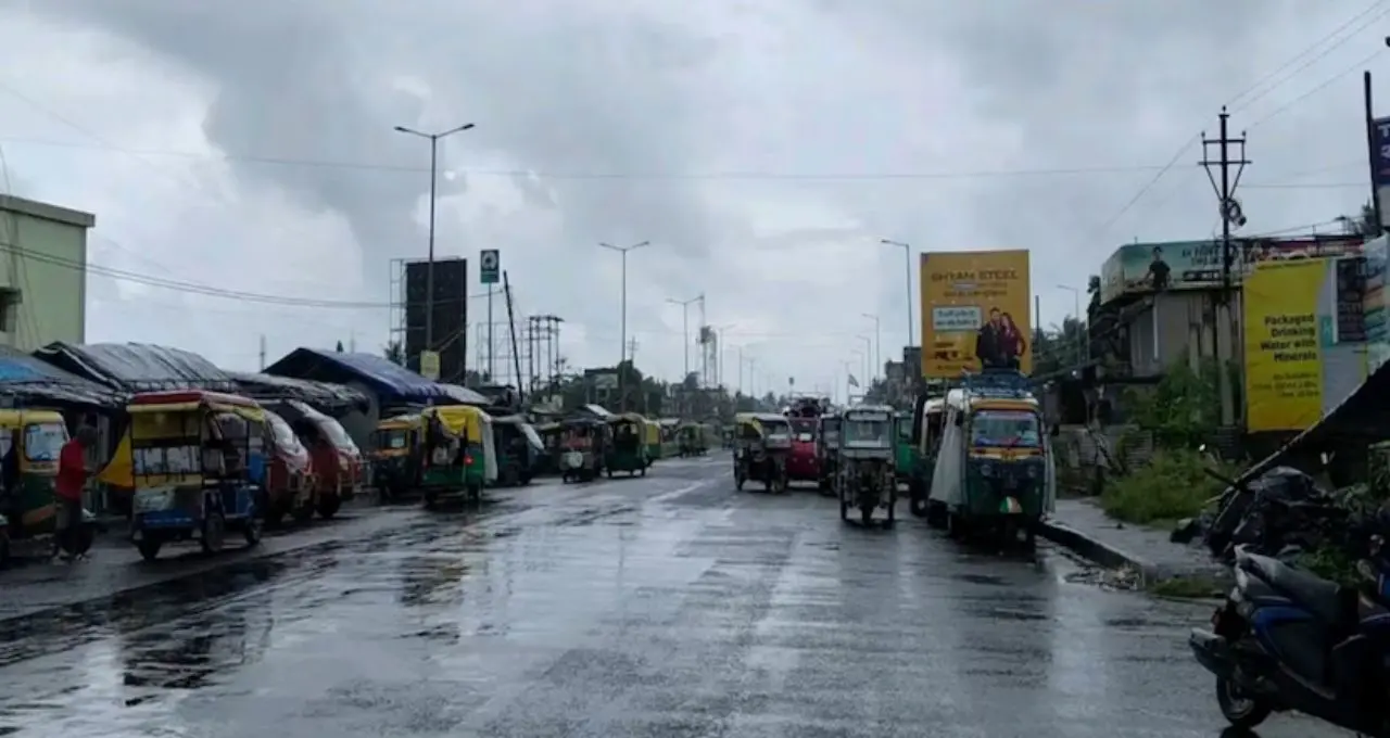 IMD Weather Update: সাগরে শক্তি বাড়াচ্ছে নিম্নচাপ, শনিবার দুপুর থেকেই দক্ষিণবঙ্গে ঝড়-বৃষ্টির দাপট! কোন কোন জেলায় জারি সতর্কতা?