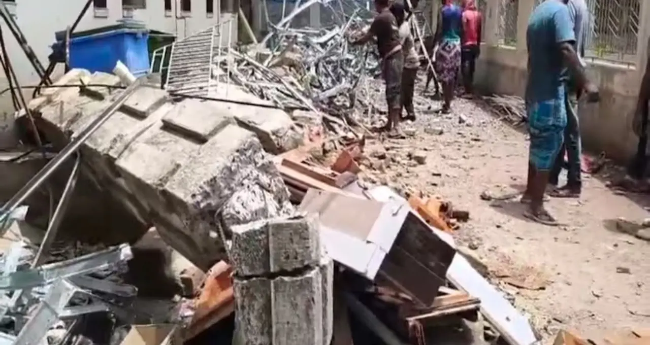 North 24 Parganas News: ইছামতীর তীরে ফের বুলডোজার অভিযান! হাইকোর্টের নির্দেশে টাকির আরও এক বেআইনি হোটেল ভাঙছে প্রশাসন
