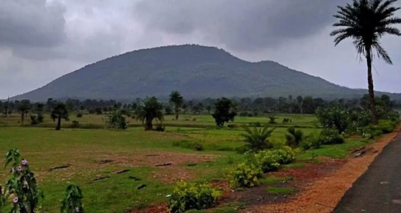 বর্ষার ছোঁয়ায় সবুজে মোড়া বাঁকুড়া! শাল-পলাশের বন, রহস্যময় মন্দির, পাহাড়-ঝরনা—স্বল্প খরচে ঘুরে আসুন ৬ অনন্য গন্তব্যে