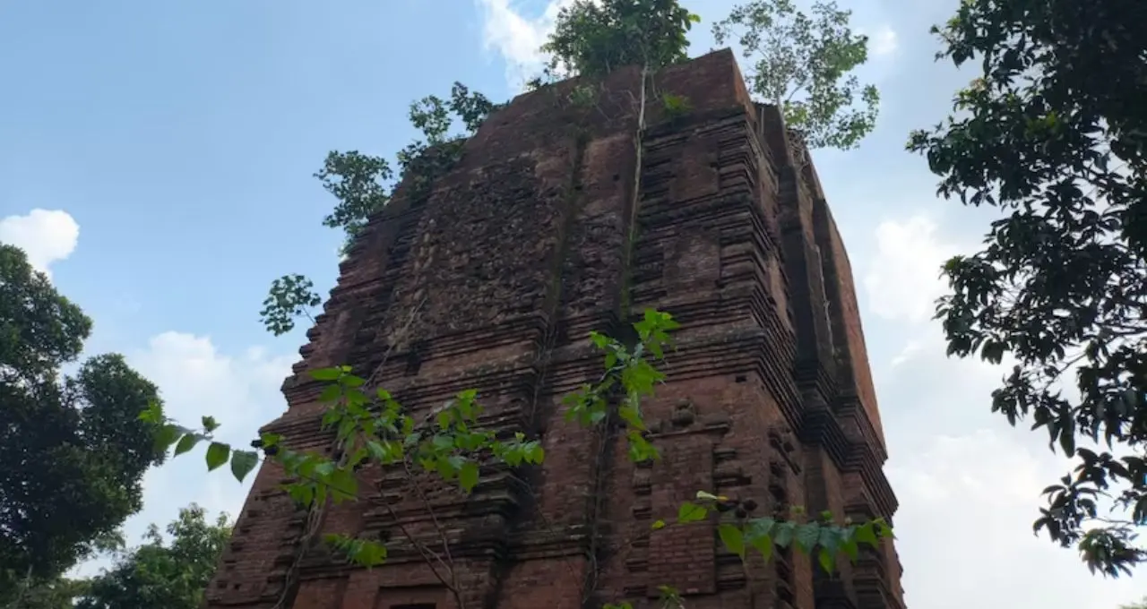 বর্ষার ছোঁয়ায় সবুজে মোড়া বাঁকুড়া! শাল-পলাশের বন, রহস্যময় মন্দির, পাহাড়-ঝরনা—স্বল্প খরচে ঘুরে আসুন ৬ অনন্য গন্তব্যে