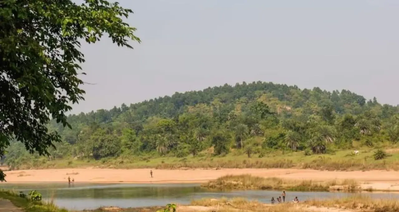 বর্ষার ছোঁয়ায় সবুজে মোড়া বাঁকুড়া! শাল-পলাশের বন, রহস্যময় মন্দির, পাহাড়-ঝরনা—স্বল্প খরচে ঘুরে আসুন ৬ অনন্য গন্তব্যে