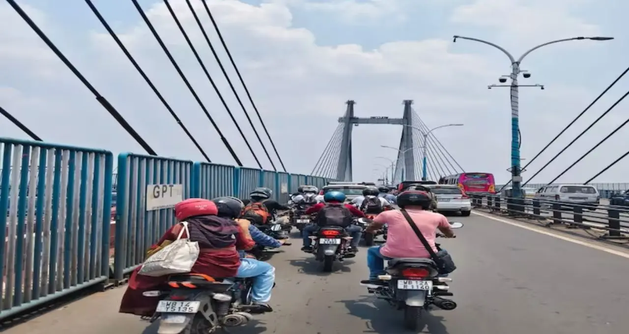 ১২ ঘণ্টা বন্ধ বিদ্যাসাগর সেতু! কোন সময় খুলবে? হাওড়া-কলকাতা যাতায়াতে জানুন বিকল্প রুট
