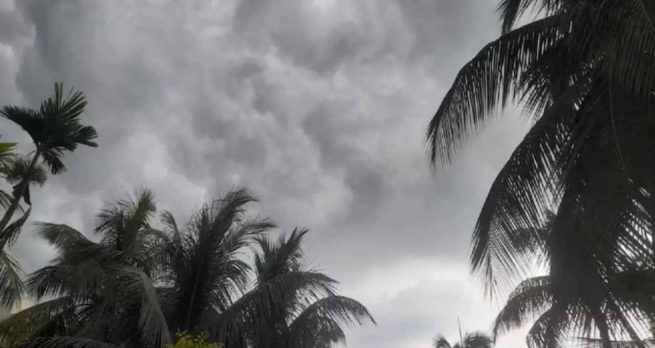 বঙ্গোপসাগরের গভীর নিম্নচাপের জোড়া প্রভাব! সোমবার থেকে বাংলার একাধিক জেলায় ভারী বৃষ্টির সতর্কতা, জানাল আবহাওয়া দফতর
