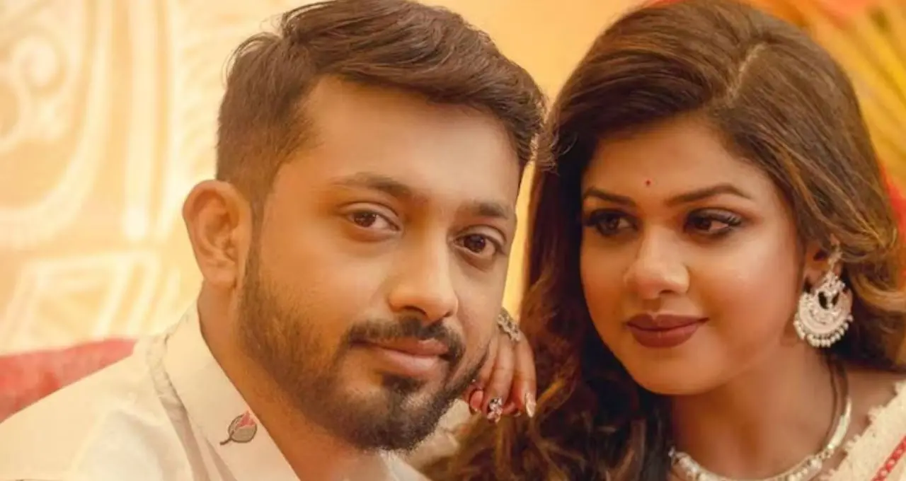 সন্তান জন্মের খবর ঘিরে নতুন বিতর্ক! রহস্যময় পোস্টে কি সুস্মিতা রায়কে খোঁচা দিলেন সায়ক চক্রবর্তী? জোর চর্চা নেটপাড়ায়
