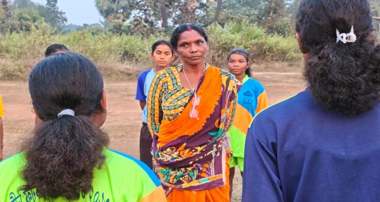 ফ্যানভাত খেয়েই অনুশীলন, ১৬ বছর ধরে বিনামূল্যে ফুটবল শেখাচ্ছেন আদিবাসী গৃহবধূ! বদলে দিচ্ছেন বহু কিশোরীর ভবিষ্যৎ
