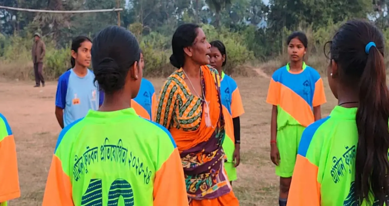 ফ্যানভাত খেয়েই অনুশীলন, ১৬ বছর ধরে বিনামূল্যে ফুটবল শেখাচ্ছেন আদিবাসী গৃহবধূ! বদলে দিচ্ছেন বহু কিশোরীর ভবিষ্যৎ
