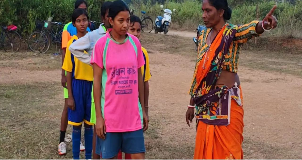 ফ্যানভাত খেয়েই অনুশীলন, ১৬ বছর ধরে বিনামূল্যে ফুটবল শেখাচ্ছেন আদিবাসী গৃহবধূ! বদলে দিচ্ছেন বহু কিশোরীর ভবিষ্যৎ
