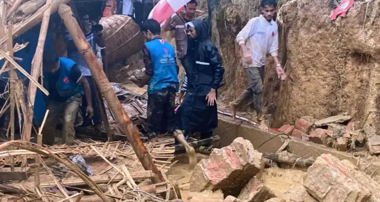 बांग्लादेश में भूस्खलन का कहर: रोहिंग्या शरणार्थी शिविर के गर्ल्स स्कूल पर मलबा गिरने से 8 की मौत, कई घायल