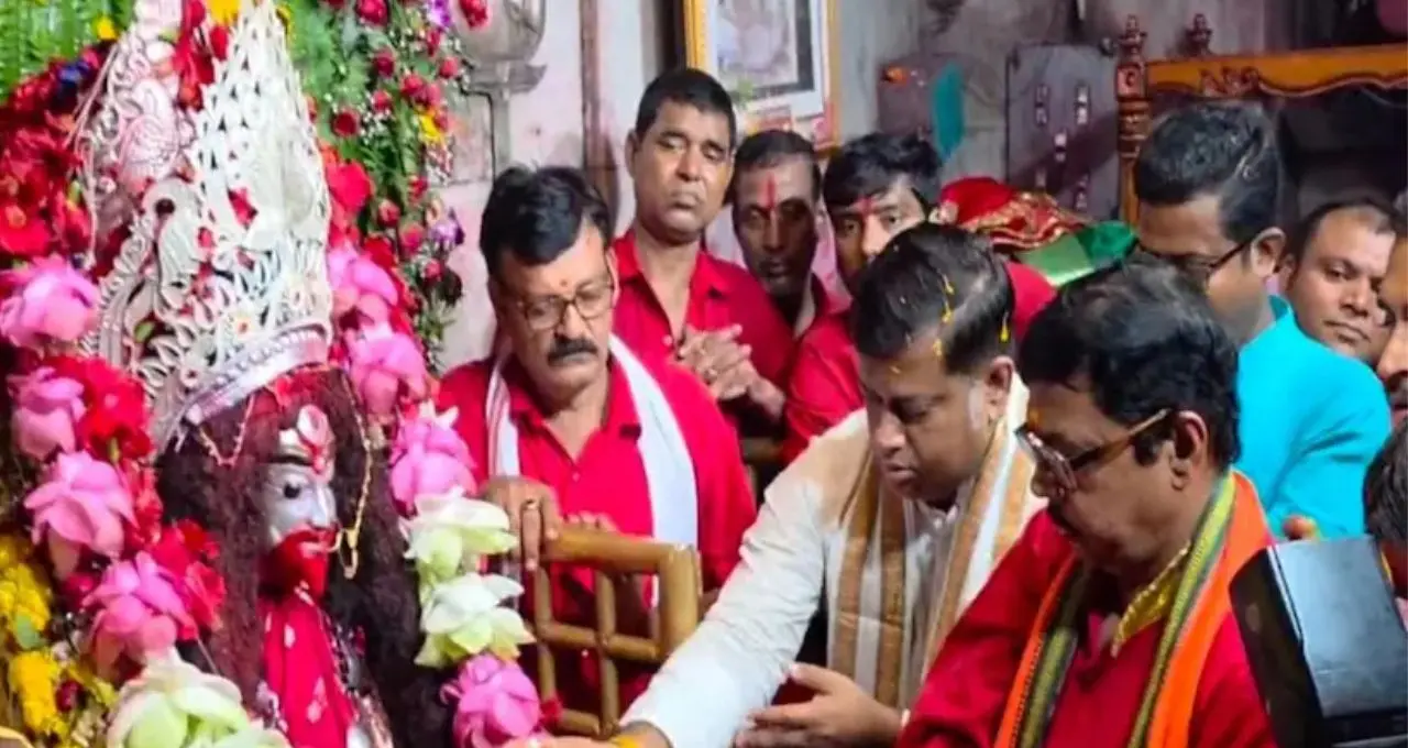 তারাপীঠে পুজো দিয়ে বারুইপুর এনকাউন্টার ইস্যুতে মুখ খুললেন সুকান্ত মজুমদার, শিল্প নিয়েও বড় বার্তা

