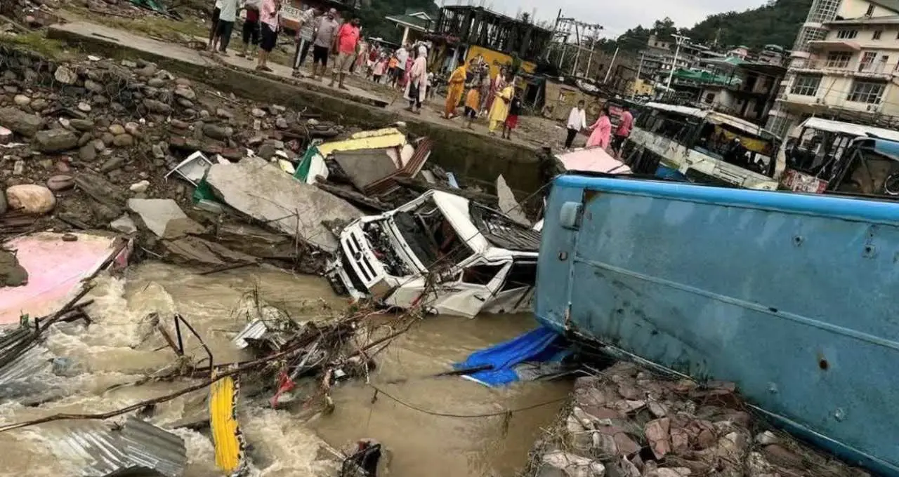 Himachal Pradesh Weather: भारी बारिश और भूस्खलन से हिमाचल में जनजीवन प्रभावित, राष्ट्रीय राजमार्ग समेत 26 सड़कें बंद