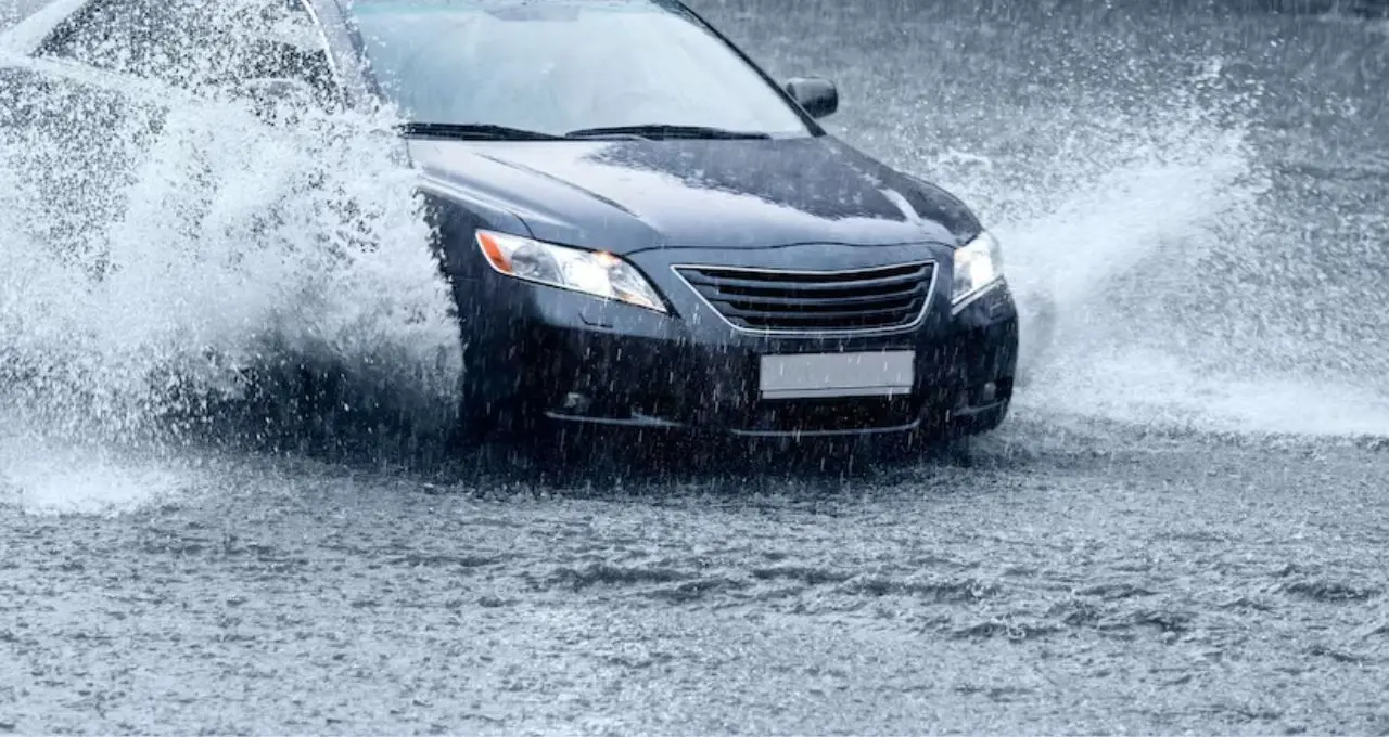 বর্ষায় গাড়ি চালানোর সময় কোন Drive Mode সবচেয়ে নিরাপদ? ভুল মোড বেছে নিলেই বাড়তে পারে দুর্ঘটনার ঝুঁকি
