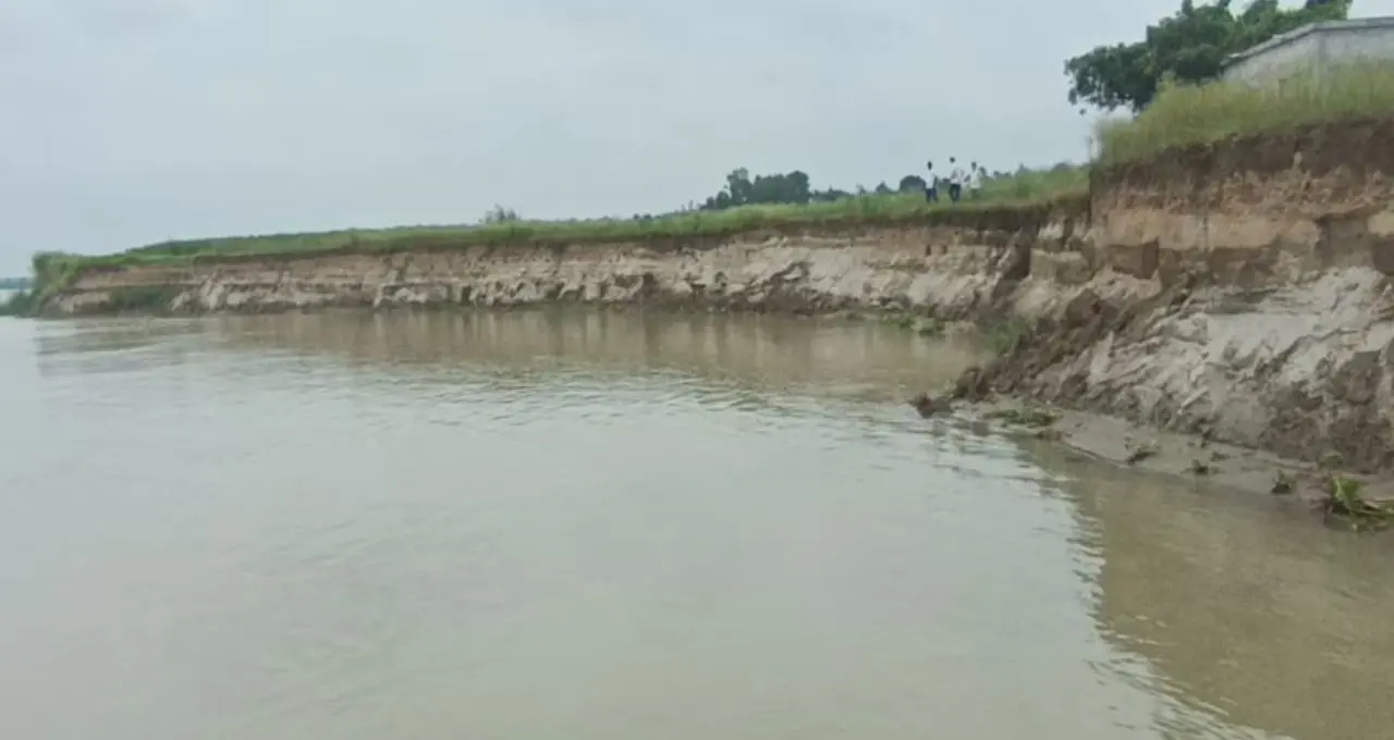 ভোট মিটতেই গঙ্গার বুকে অ্যাকশন! নৌকায় চড়ে ভাঙন এলাকা পরিদর্শনে প্রাণকৃষ্ণ দফাদার, স্থায়ী সমাধানের দাবিতে বাসিন্দারা
