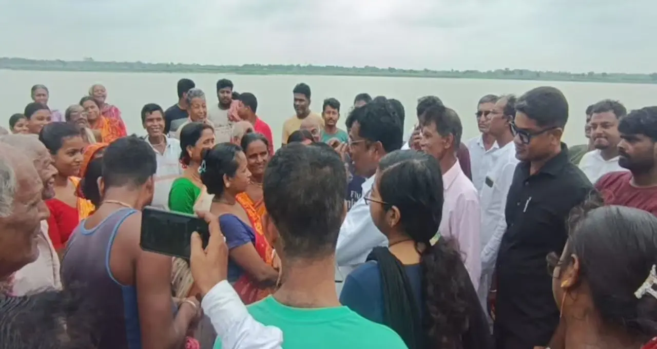 ভোট মিটতেই গঙ্গার বুকে অ্যাকশন! নৌকায় চড়ে ভাঙন এলাকা পরিদর্শনে প্রাণকৃষ্ণ দফাদার, স্থায়ী সমাধানের দাবিতে বাসিন্দারা
