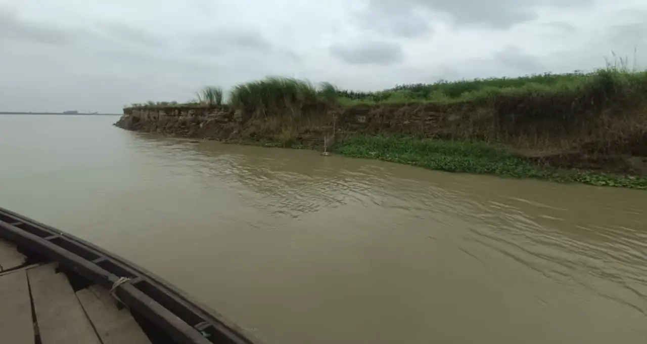 ভোট মিটতেই গঙ্গার বুকে অ্যাকশন! নৌকায় চড়ে ভাঙন এলাকা পরিদর্শনে প্রাণকৃষ্ণ দফাদার, স্থায়ী সমাধানের দাবিতে বাসিন্দারা
