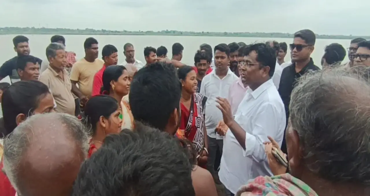 ভোট মিটতেই গঙ্গার বুকে অ্যাকশন! নৌকায় চড়ে ভাঙন এলাকা পরিদর্শনে প্রাণকৃষ্ণ দফাদার, স্থায়ী সমাধানের দাবিতে বাসিন্দারা
