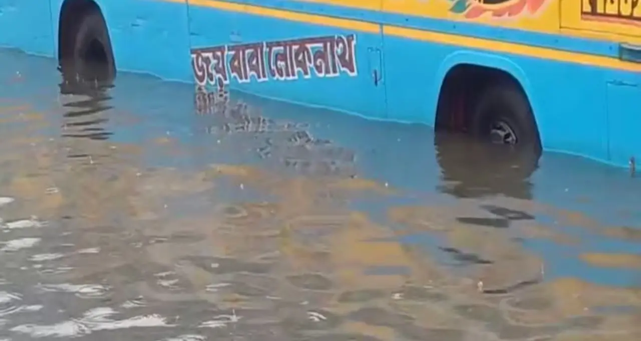 Waterlogging Road: রাতভর বৃষ্টিতে জলমগ্ন ভিআইপি রোড, চিনার পার্কে যানজটের নাজেহাল ছবি! দুর্ভোগে অফিসযাত্রী ও পড়ুয়ারা
