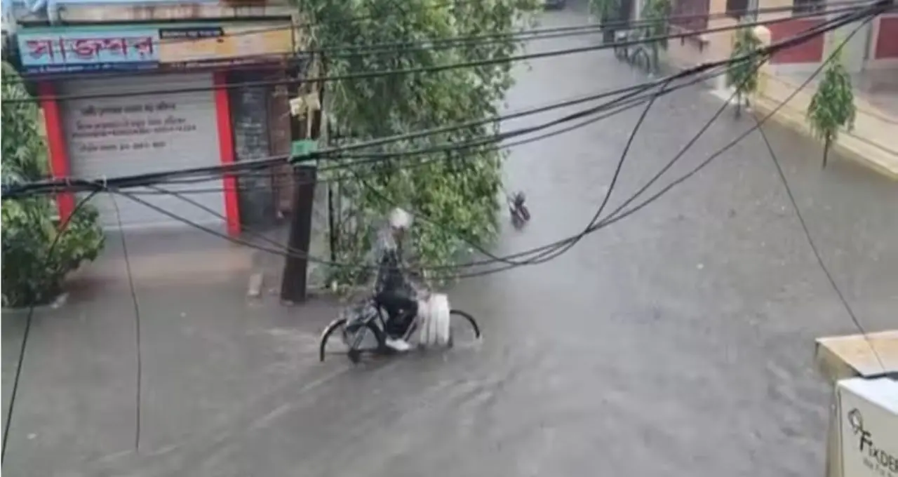 Waterlogging Road: রাতভর বৃষ্টিতে জলমগ্ন ভিআইপি রোড, চিনার পার্কে যানজটের নাজেহাল ছবি! দুর্ভোগে অফিসযাত্রী ও পড়ুয়ারা
