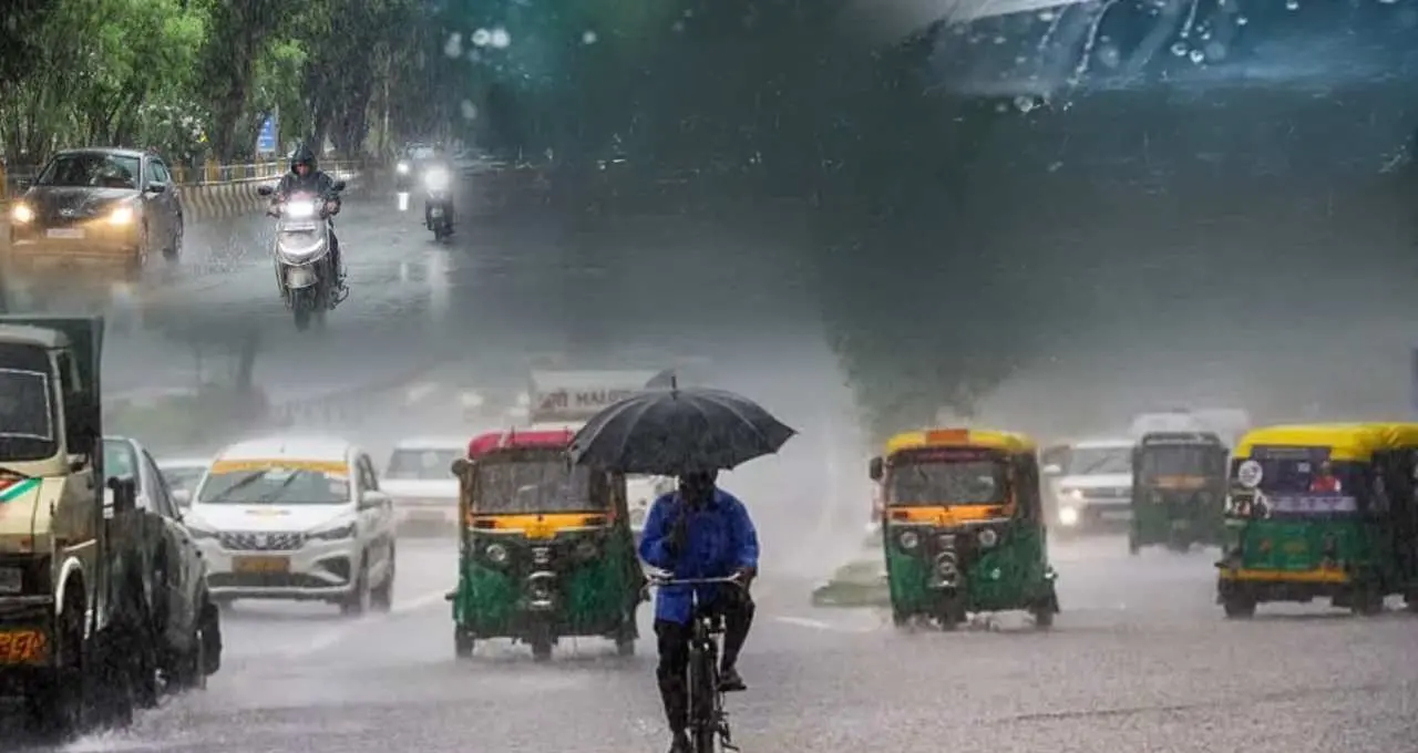 Weather Update: भारत में बदल रहा है मानसून का रुख, कई राज्यों में घटेगी बारिश, जानें कहां जारी रहेगा भारी वर्षा का दौर