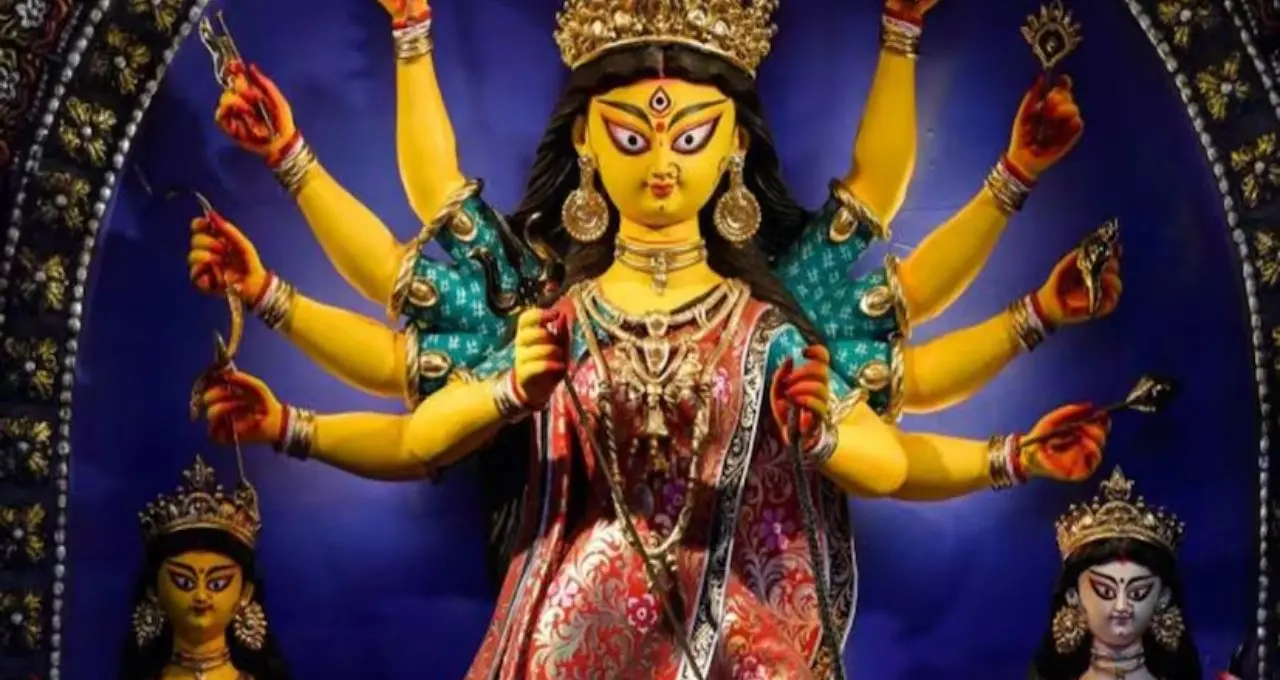 নদিয়ায় মেগা চমক! ১১২ রূপে ধরা দেবেন আদিশক্তি, থিম পুজোয় নজর কাড়ছে কামালপুর অভিযান সংঘ
