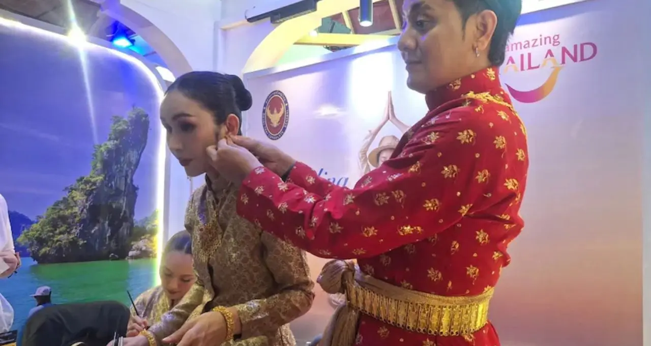 থাইল্যান্ডের ঐতিহ্যবাহী ‘বো সাং’ ছাতা এবার কলকাতায়! কেন এই রঙিন ছাতা শুভ প্রতীক হিসেবে উপহার দেওয়া হয়?
