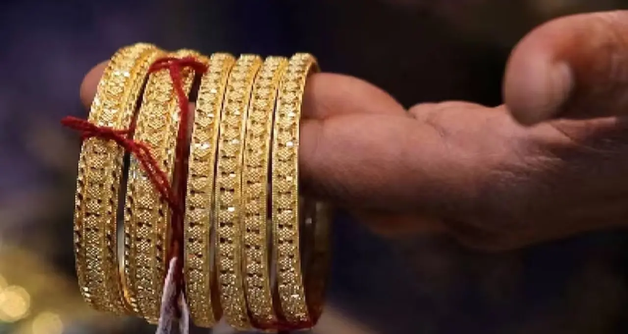 Gold Price Fall: ধাপে ধাপে কমছে সোনার দাম, এখন কেনার সেরা সময়? বিশেষজ্ঞদের পরামর্শে জানুন লাভ-লোকসানের হিসাব
