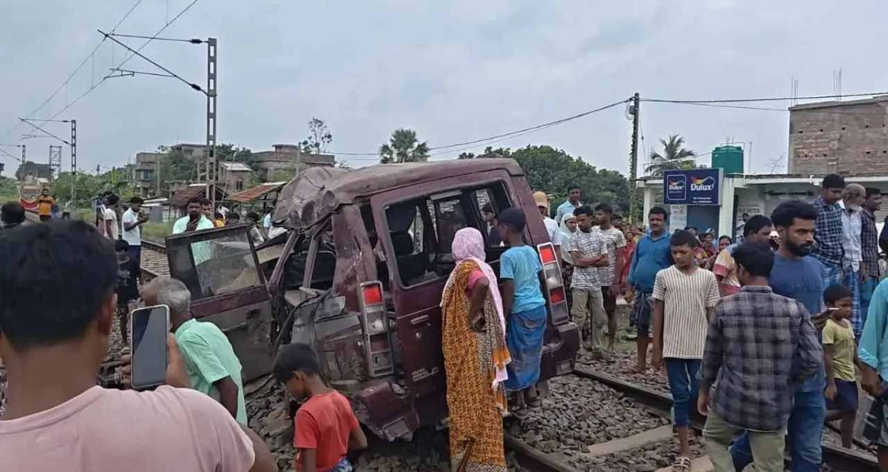पश्चिम बंगाल में दर्दनाक ट्रेन हादसा: खुले रेलवे क्रॉसिंग पर स्कूल वाहन को ट्रेन ने मारी टक्कर, दो बच्चों समेत तीन की मौत