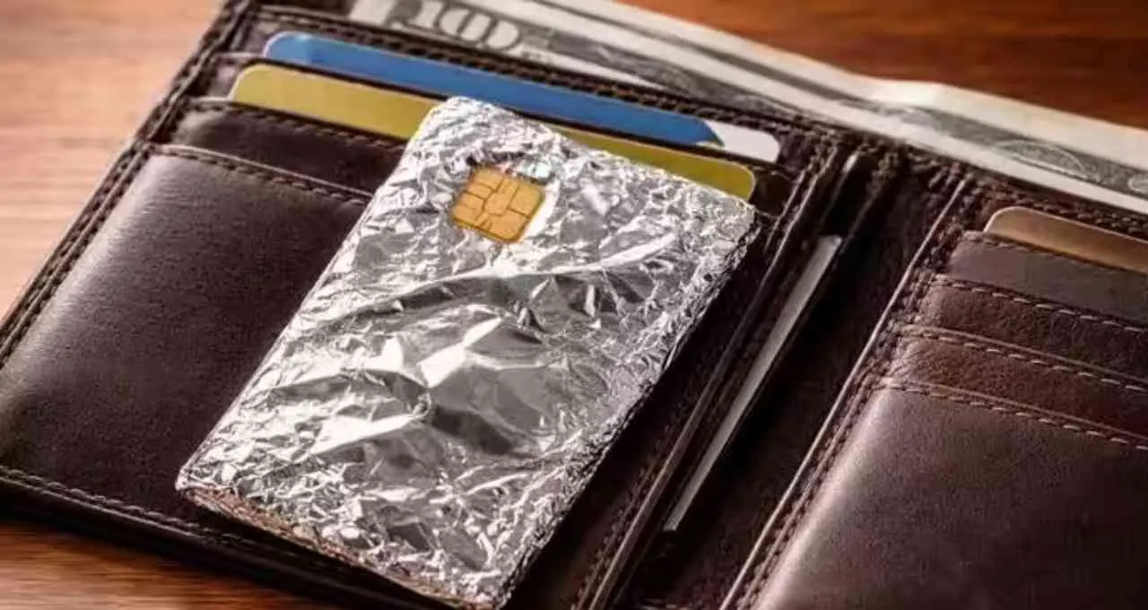 Foil On Wallet: बटुए पर एल्युमिनियम फॉयल क्यों लपेट रहे हैं लोग? जानिए इसके पीछे की असली वजह