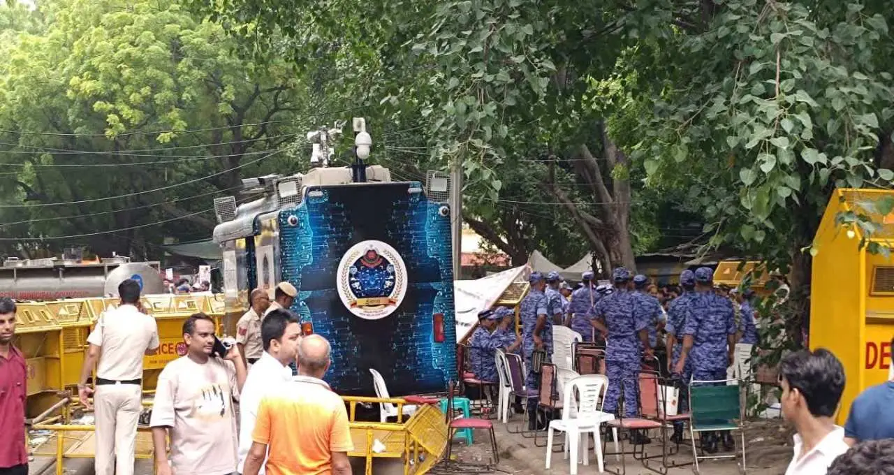 Delhi Security: संसद के मानसून सत्र के बीच राजधानी में सुरक्षा कड़ी, प्रस्तावित ‘चलो संसद’ मार्च पर पुलिस की नजर