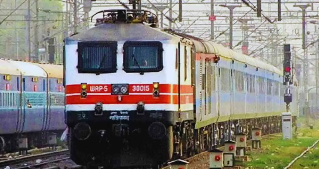 साहिबाबाद में मालगाड़ी बेपटरी, मेरठ-दिल्ली रूट पर ट्रेनें घंटों लेट; यात्रियों की बढ़ी परेशानी