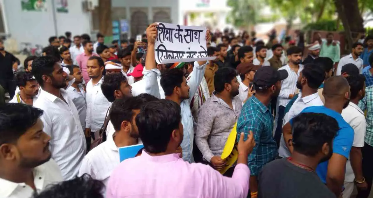 काशी विद्यापीठ में छात्रों का फ्लैग मार्च, प्रदर्शन के बीच परिसर को पुलिस छावनी में बदला गया