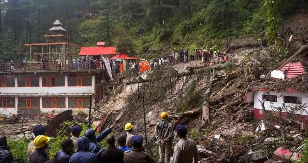 शिमला में भारी बारिश से मकानों पर गिरे पेड़, समय रहते बाहर निकले लोग; अभी भी बना हुआ है खतरा