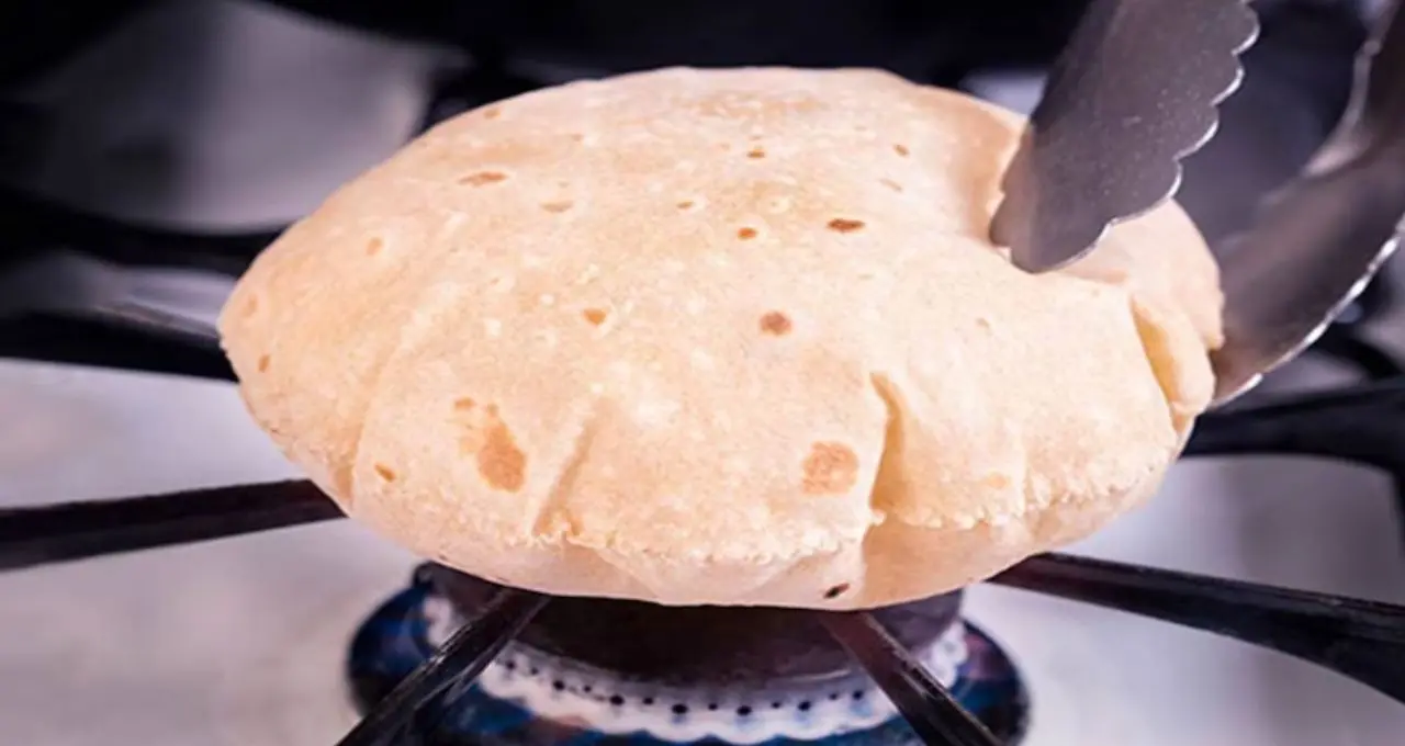 সরাসরি গ্যাসের আগুনে রুটি ফুলিয়ে খান? রান্নার এই পদ্ধতি নিয়ে উঠছে প্রশ্ন, শরীরে ঢুকতে পারে ক্ষতিকর উপাদান!
