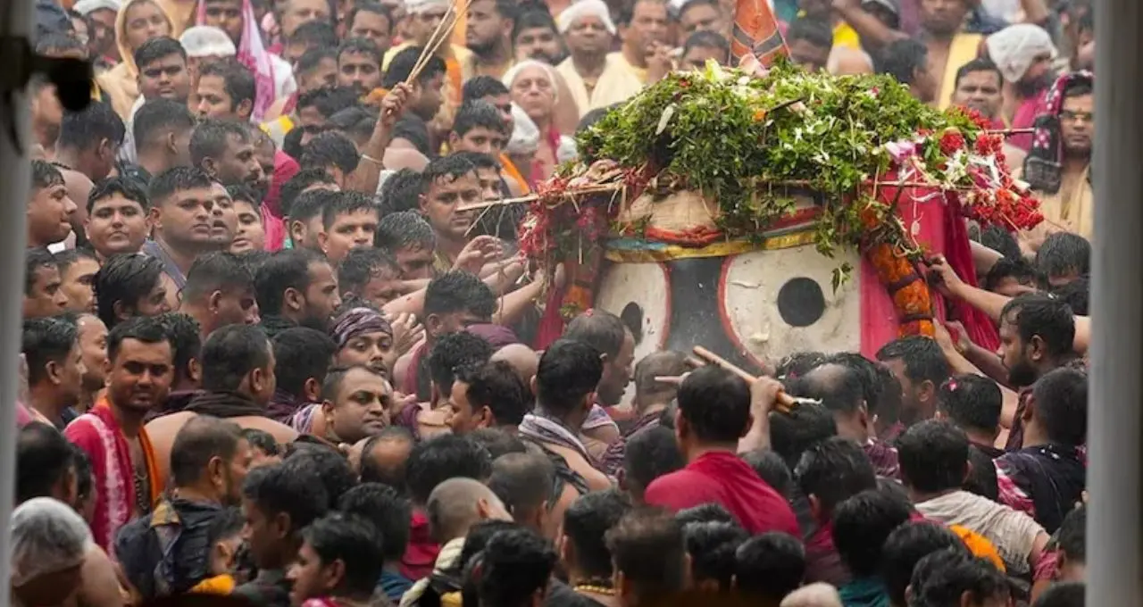 জগন্নাথদেবের ‘রেনকোট’! প্রবল বৃষ্টিতে বিশেষ পোশাকে বেরোলেন প্রভু, জানুন ‘গিলাপা’-র রহস্য
