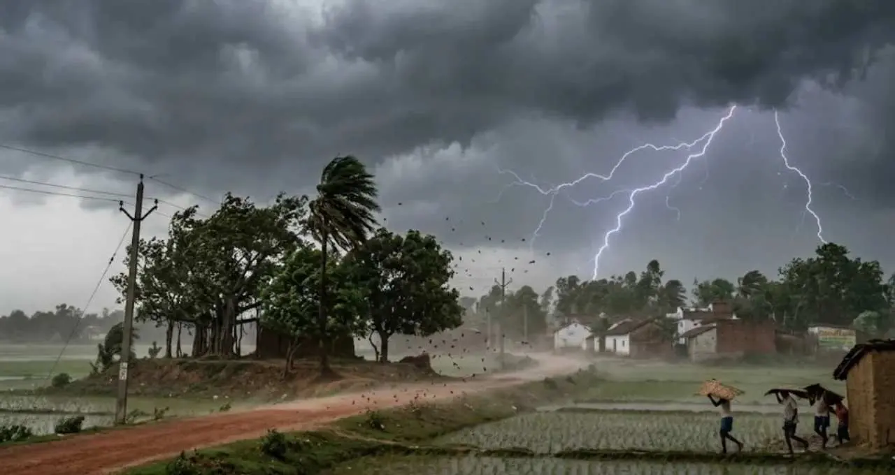 Weather Alert: यूपी-बिहार समेत 14 राज्यों में भारी बारिश का अलर्ट, 60 KM प्रति घंटे की रफ्तार से चल सकती हैं हवाएं