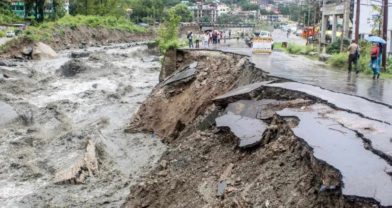 हिमाचल में बारिश और भूस्खलन का कहर जारी, 136 सड़कें बंद; 1,000 करोड़ रुपये का हुआ नुकसान