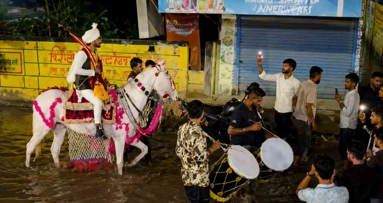 इंदौर में अनोखी बारात का वीडियो वायरल, बारिश में घोड़ी पर अकेले निकला दूल्हा