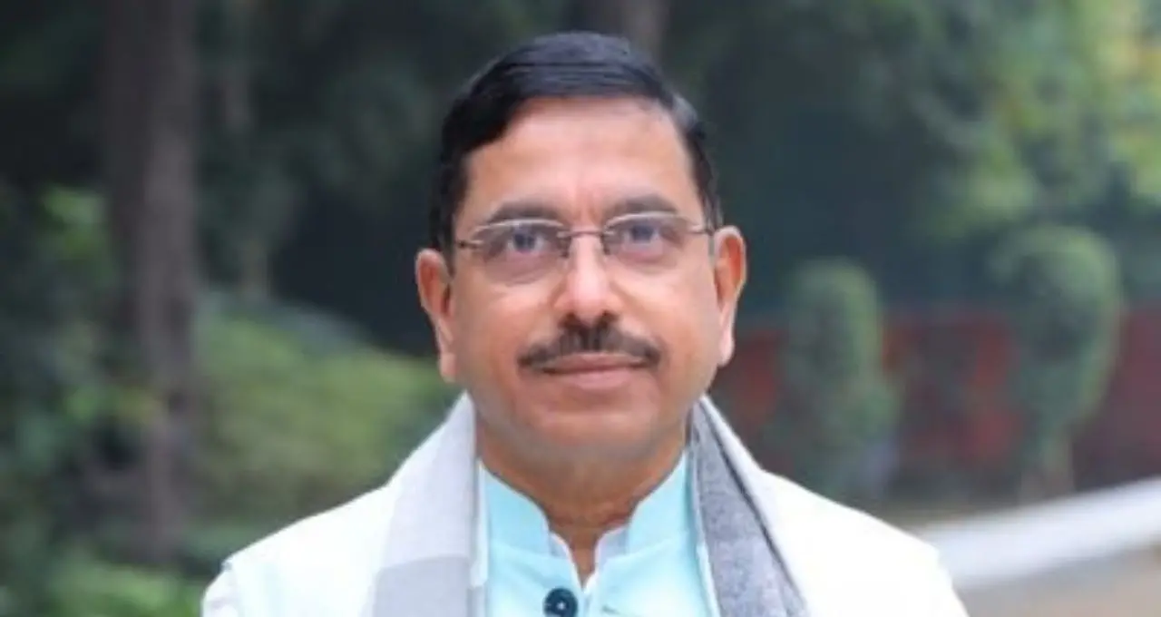 प्रह्लाद जोशी ने संभाला शिक्षा मंत्रालय का अतिरिक्त प्रभार, बोले- पीएम मोदी की उम्मीदों पर खरा उतरने का करूंगा प्रयास