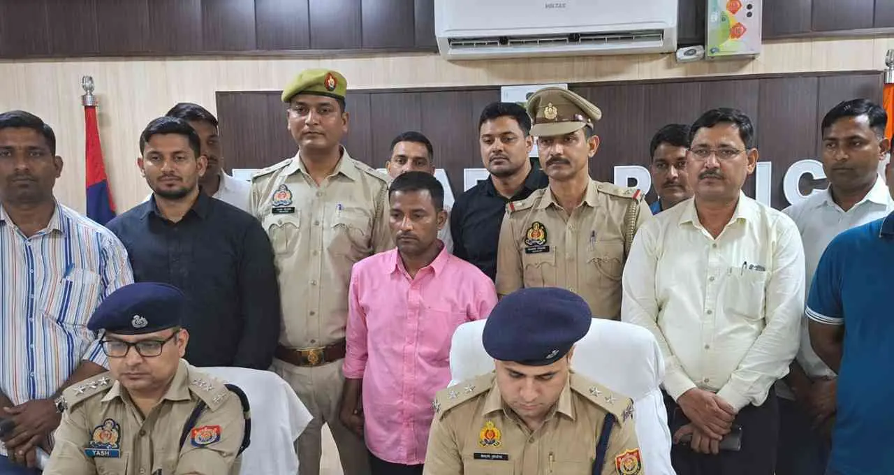 Firozabad में 13 किलो चरस के साथ तस्कर गिरफ्तार, नेपाल-बिहार रूट से हो रही थी तस्करी