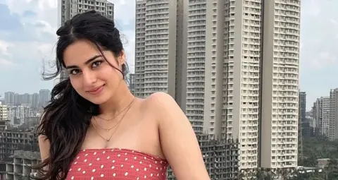 बॉलीवुड एक्ट्रेस रकुल प्रीत और आयशा खान मुंबई रवाना, जयपुर एयरपोर्ट पर फैंस के साथ खिंचवाई तस्वीरें