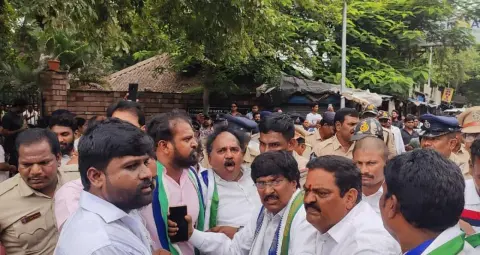 आंध्र प्रदेश में DSC भर्ती को लेकर YSRCP का प्रदर्शन, आरके रोजा ने लगाए अनियमितत…