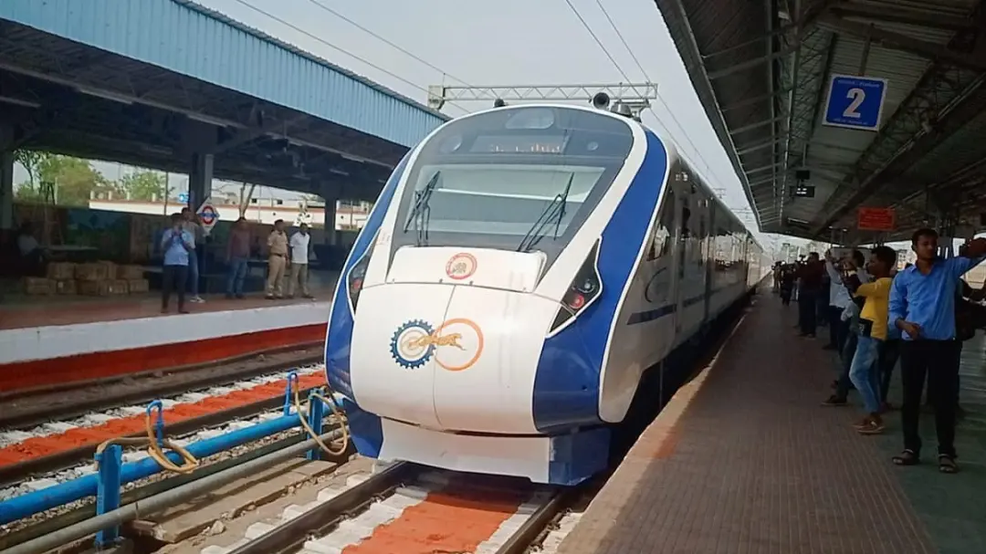 റാഞ്ചി–പട്‌ന വന്ദേ ഭാരത് എക്സ്പ്രസ് ട്രാക്ടർ-ട്രോളിയിൽ ഇടിച്ചു
