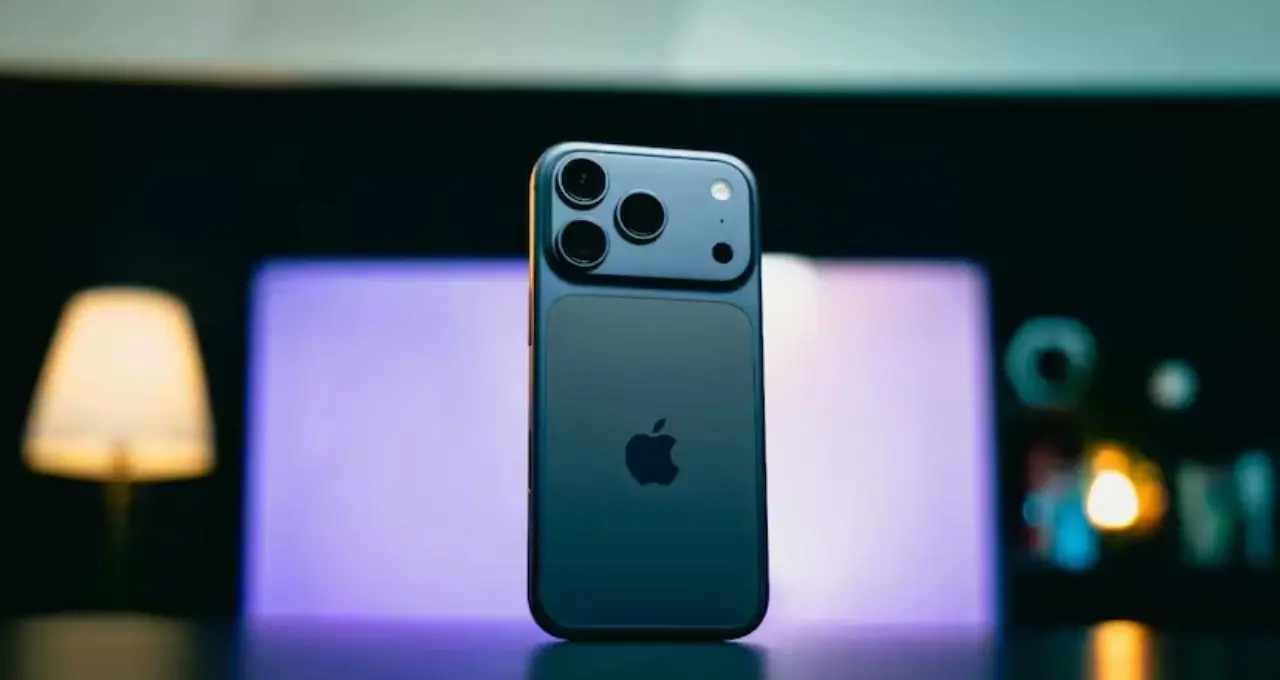 iPhone 17 Pro Deal: ১.৩৪ লাখের ফোন মিলছে মাত্র ৮১ হাজারে! Exchange আর Bank Offer-এ কীভাবে পাবেন বিশাল ছাড়?
