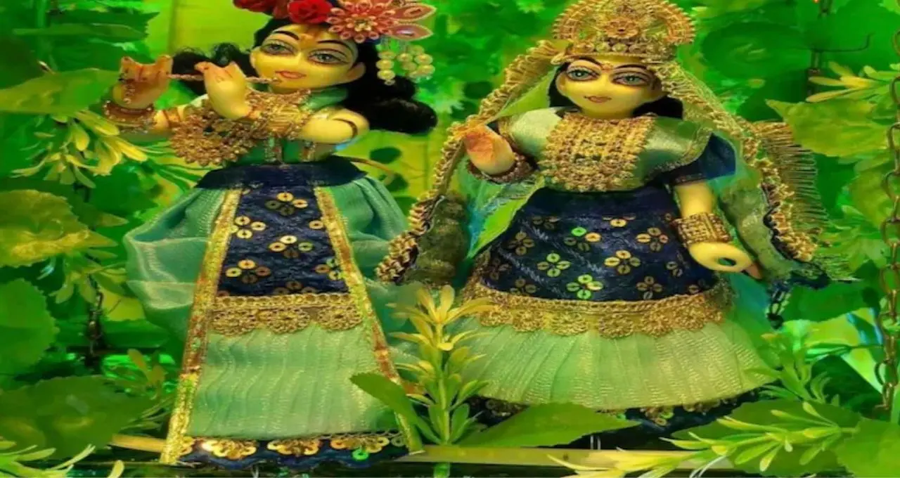 Jhulan Yatra: রিলস-স্মার্টফোনের ভিড়েও হারায়নি ঝুলনের মায়া! পানিহাটি-খড়দহে আজও দোলনায় রাধা-কৃষ্ণ, জেগে আছে বাংলার পুরনো ঐতিহ্য
