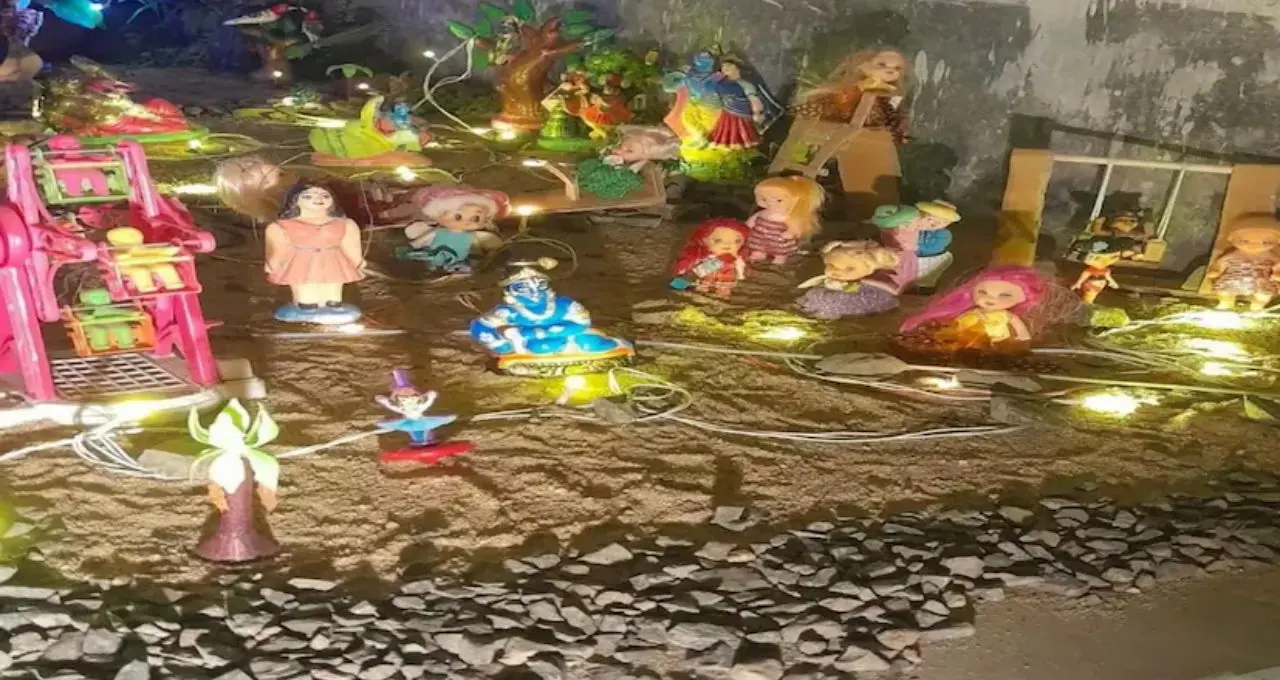 Jhulan Yatra: রিলস-স্মার্টফোনের ভিড়েও হারায়নি ঝুলনের মায়া! পানিহাটি-খড়দহে আজও দোলনায় রাধা-কৃষ্ণ, জেগে আছে বাংলার পুরনো ঐতিহ্য
