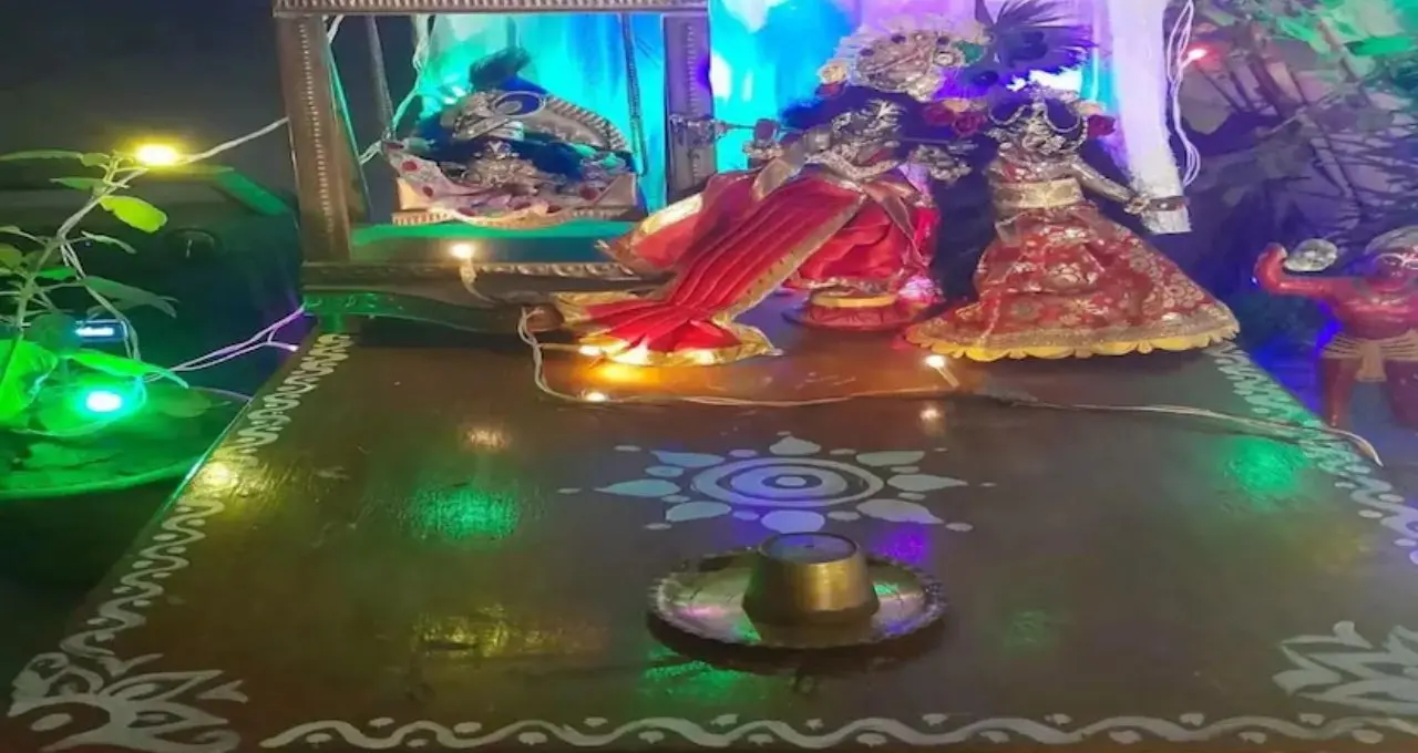 Jhulan Yatra: রিলস-স্মার্টফোনের ভিড়েও হারায়নি ঝুলনের মায়া! পানিহাটি-খড়দহে আজও দোলনায় রাধা-কৃষ্ণ, জেগে আছে বাংলার পুরনো ঐতিহ্য
