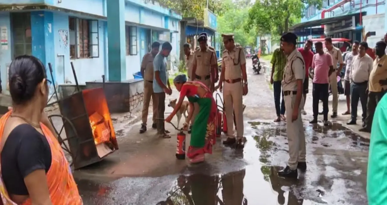 Fire Safety Training: আচমকা আগুন লাগলে হুড়োহুড়ি নয়, বাঁচাবে এই কৌশল! দমকলের মক ড্রিলে হাতেকলমে শেখানো হল প্রাণ বাঁচানোর টেকনিক
